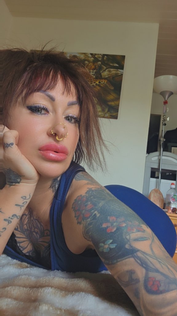 Sexinserat: TattooGirl sucht - Sie sucht Ihn in Zürich